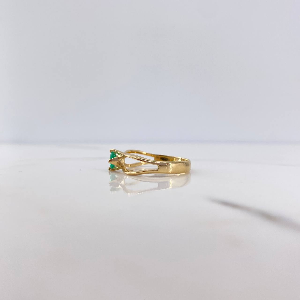 Anillo Solitario New Class 2.4gr / T7 / Esmeralda 39 Pts Oro Amarillo 18K (Joya) $