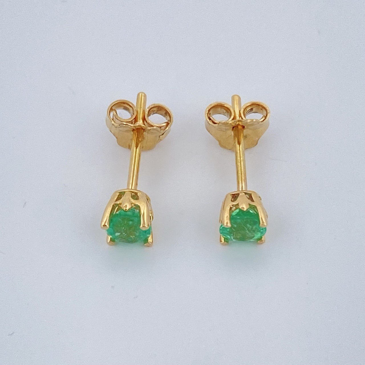 Topos Cuatro Garras Esmeralda 1gr / Oro Amarillo 18K &