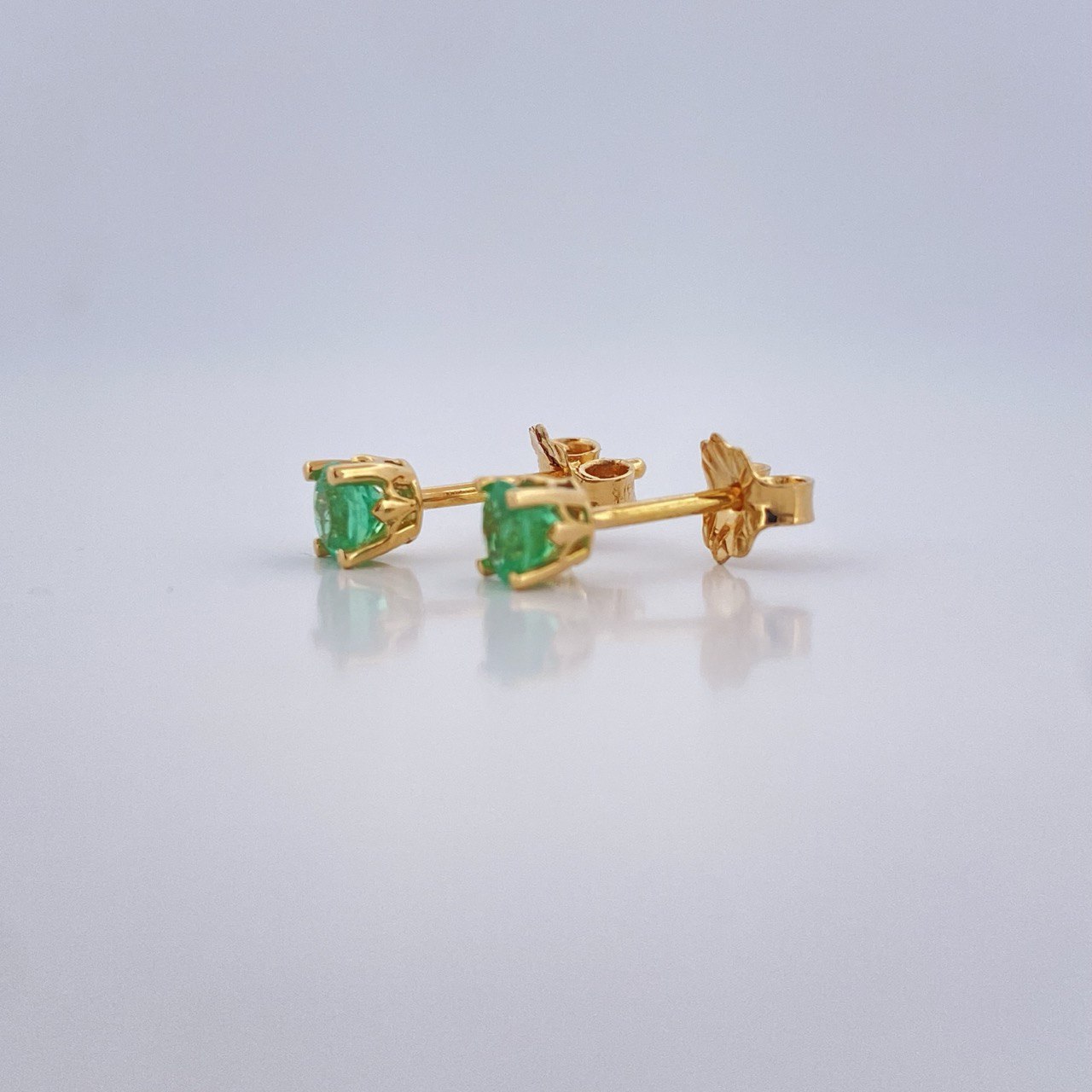 Topos Cuatro Garras Esmeralda 1gr / Oro Amarillo 18K &