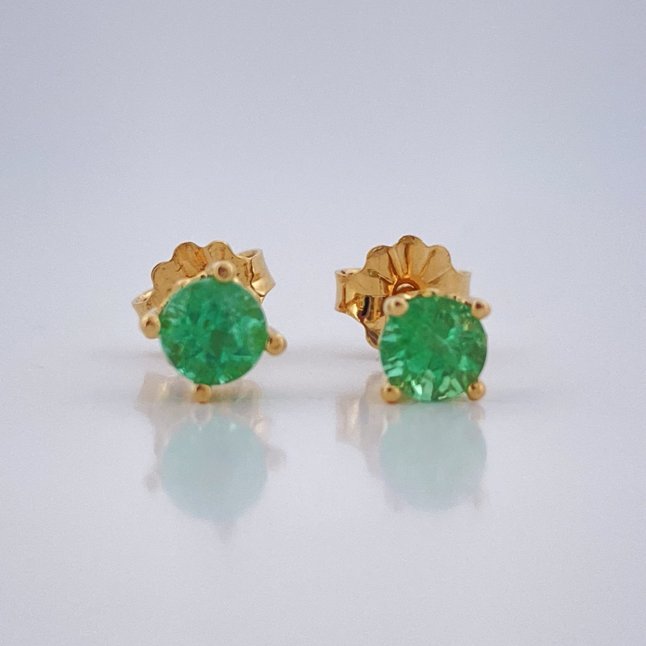 Topos Cuatro Garras Esmeralda 1gr / Oro Amarillo 18K $