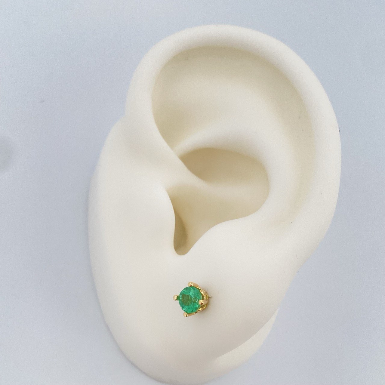 Topos Cuatro Garras Esmeralda 1gr / Oro Amarillo 18K &