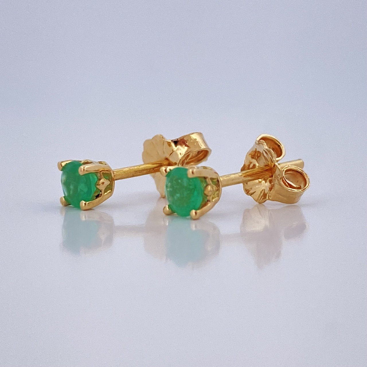Topos Cuatro Garras Esmeralda 0.9gr / Oro Amarillo 18K $