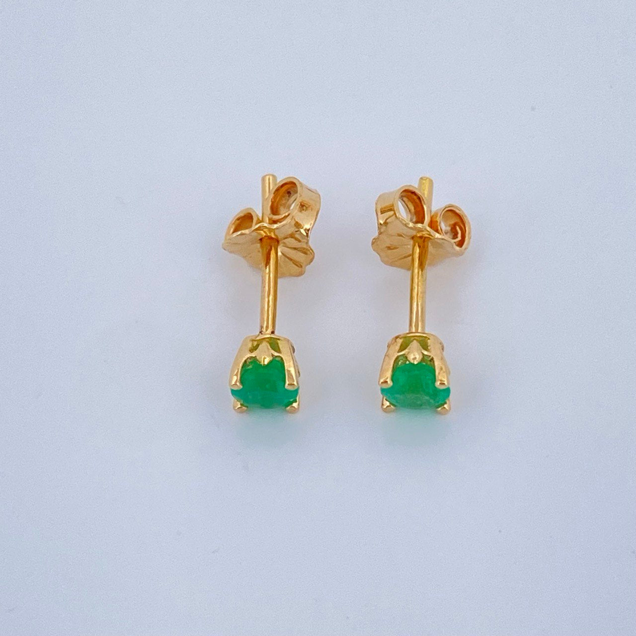 Topos Cuatro Garras Esmeralda 0.9gr / Oro Amarillo 18K $