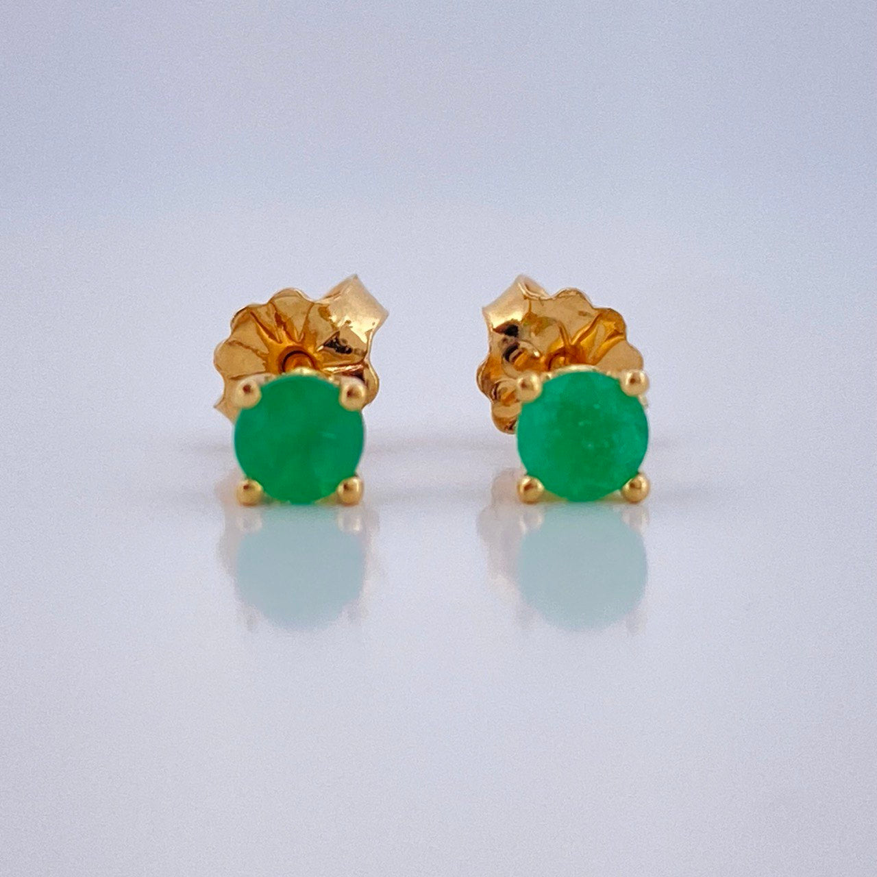 Topos Cuatro Garras Esmeralda 0.95gr / Oro Amarillo 18K &