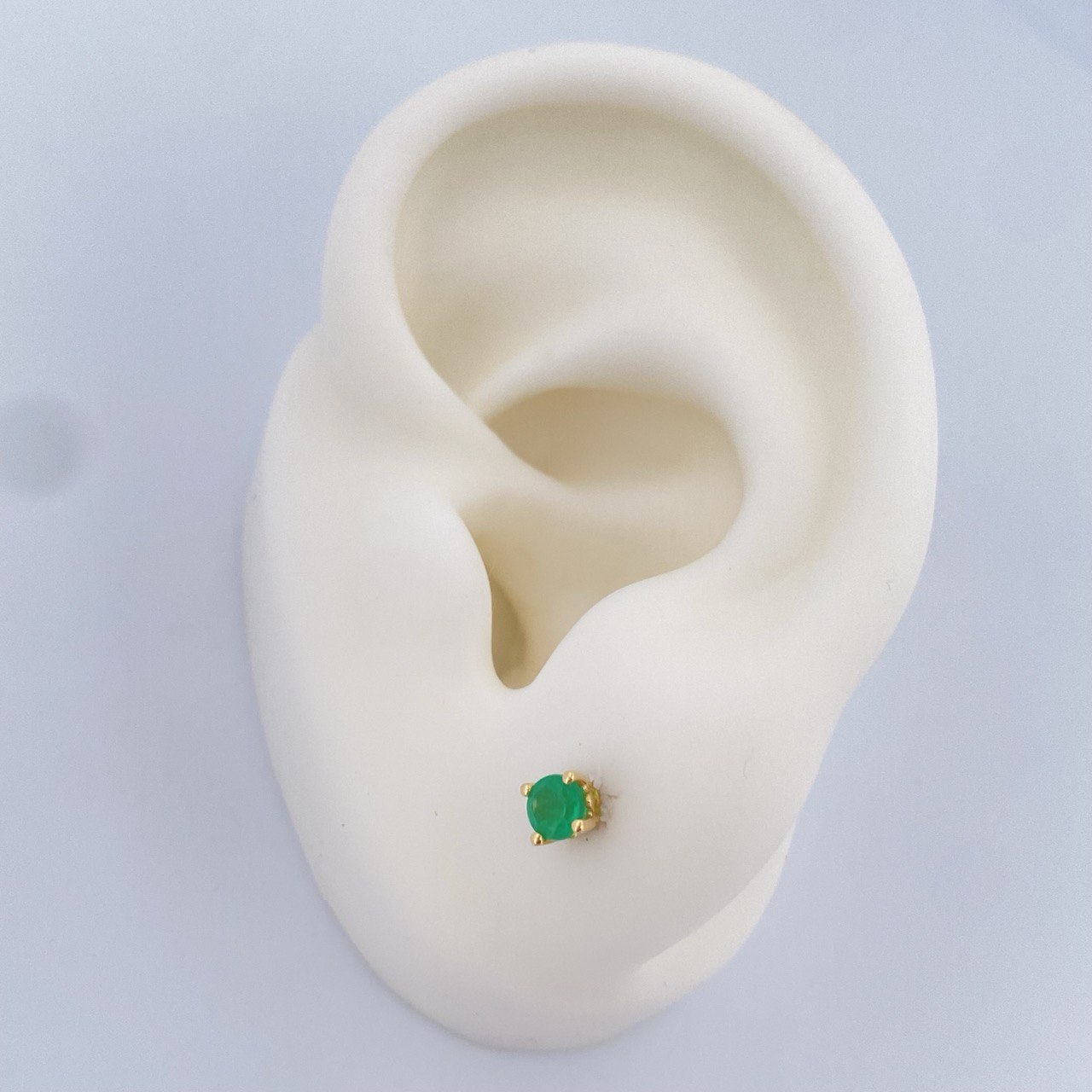 Topos Cuatro Garras Esmeralda 0.9gr / Oro Amarillo 18K $