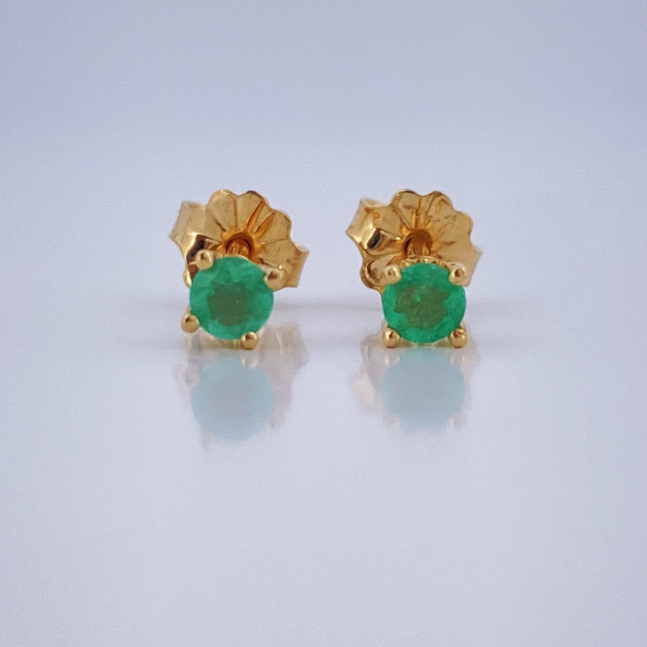 Topos Cuatro Garras Esmeralda 0.85gr / Oro Amarillo 18K &