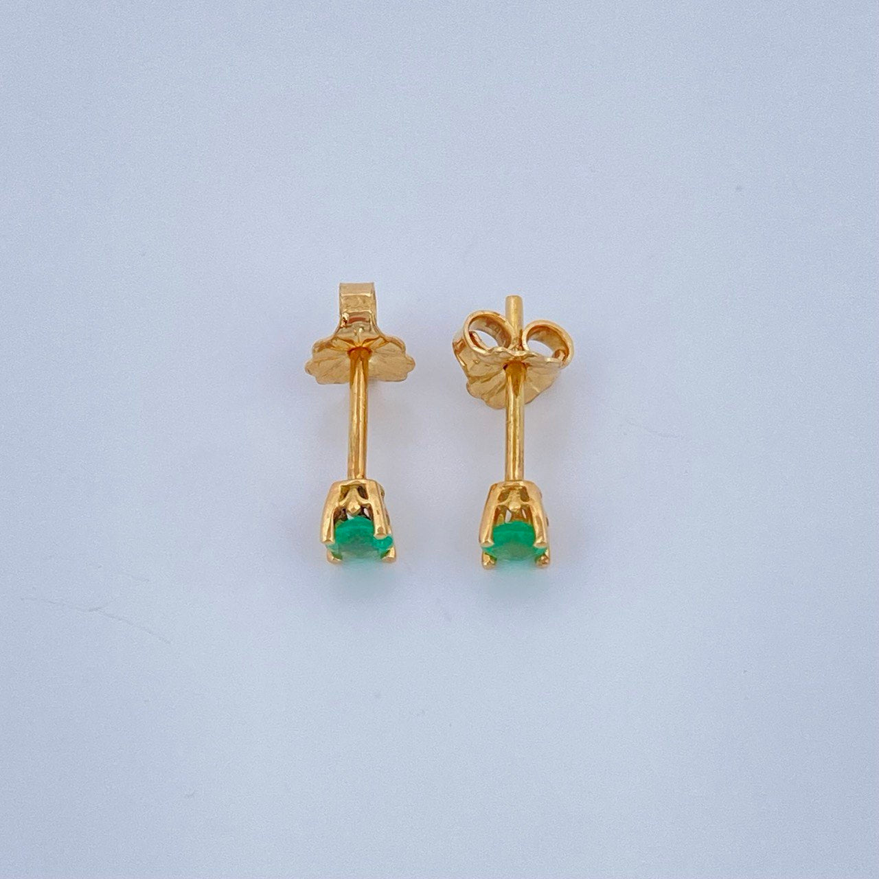 Topos Cuatro Garras Esmeralda 0.85gr / Oro Amarillo 18K &