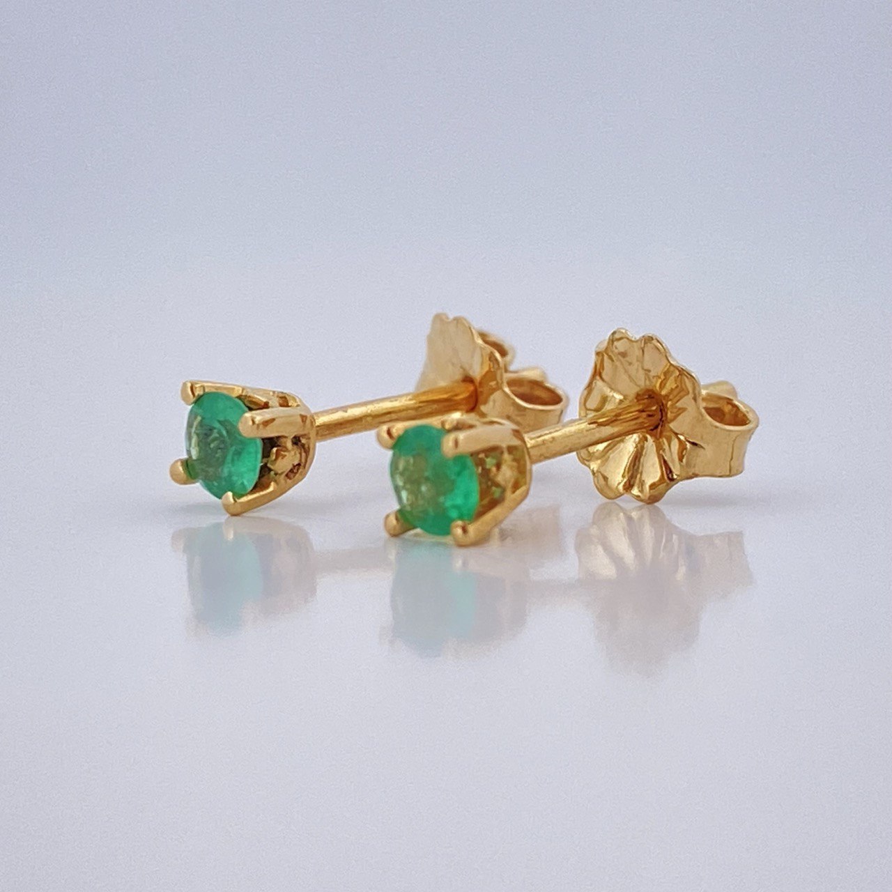 Topos Cuatro Garras Esmeralda 0.85gr / Oro Amarillo 18K &