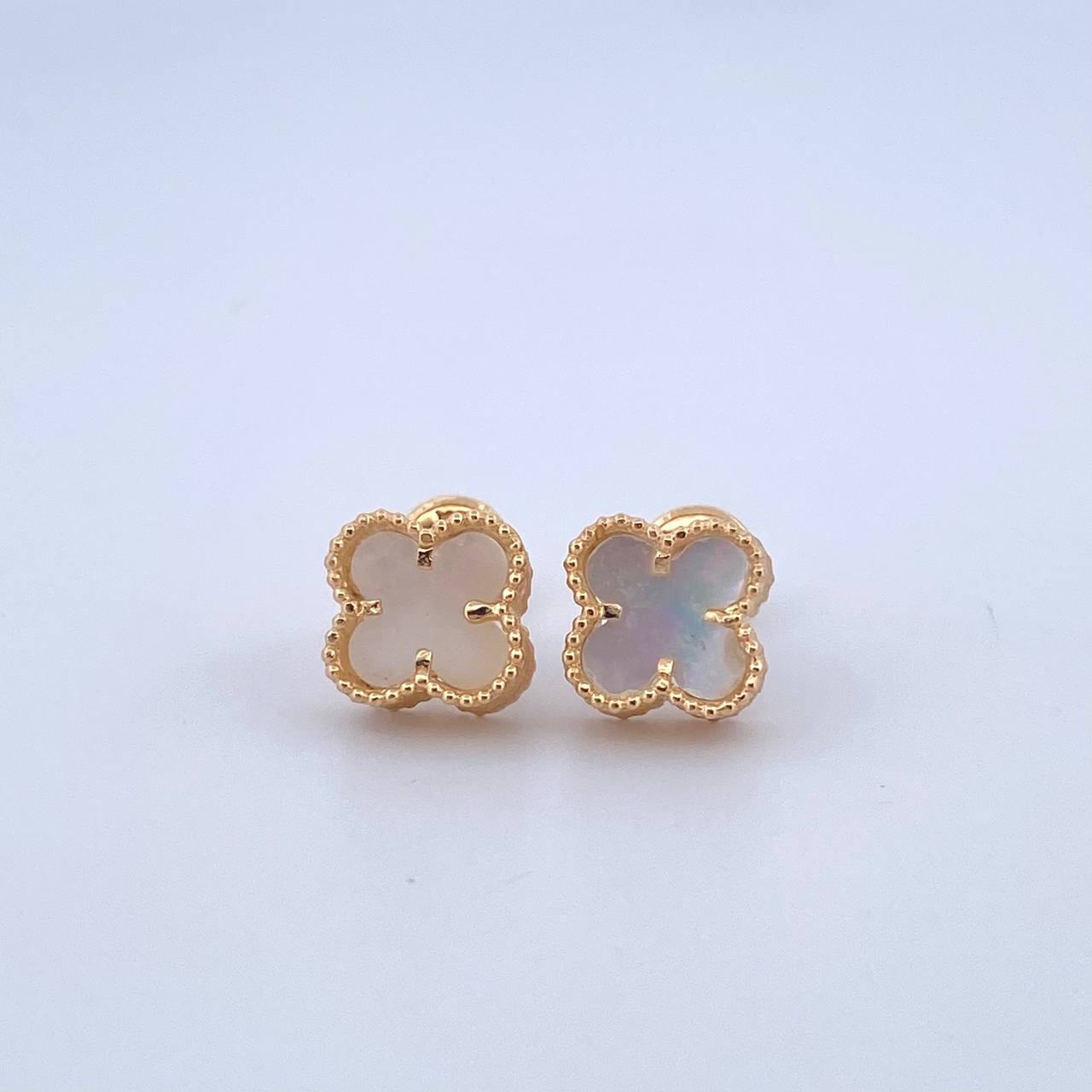 Topos Trébol VCyA 2.55gr / 8mm Nacar Blanco Borde Punteado Oro Amarillo Nac.Esp. 18K ©