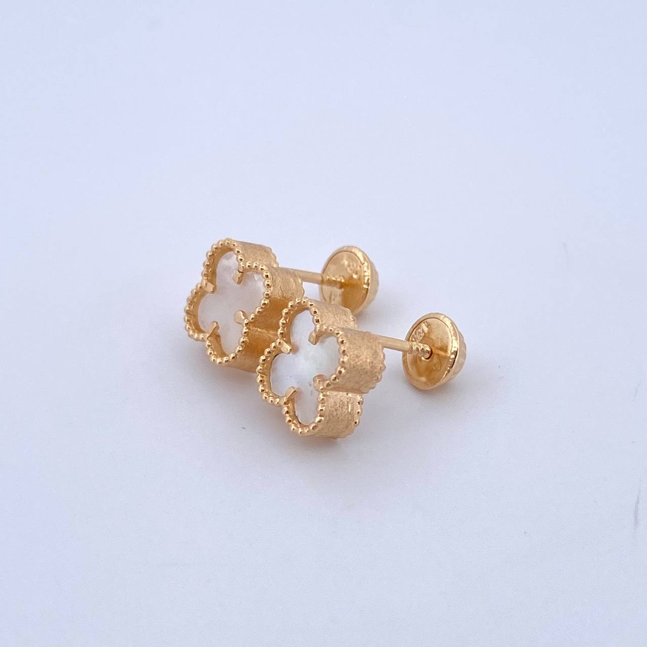 Topos Trébol VCyA 2.55gr / 8mm Nacar Blanco Borde Punteado Oro Amarillo Nac.Esp. 18K ©