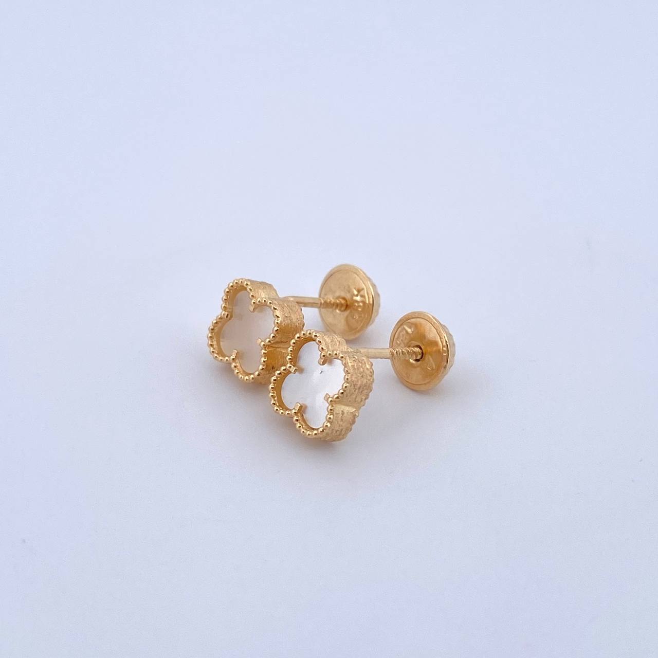 Topos Trébol VCyA 1.35gr / 6mm Nacar Blanco Borde Punteado Oro Amarillo Nac.Esp. 18K ©