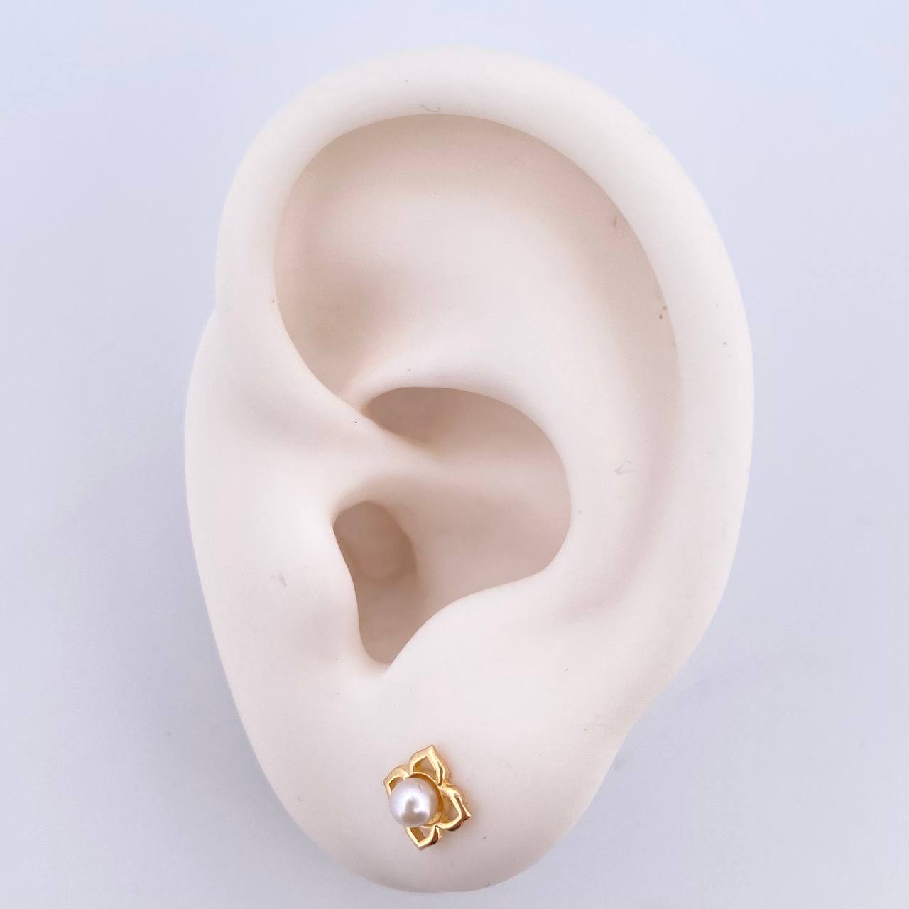 Topos Flor Perla 0.9gr / Silueta Oro Amarillo 18K $