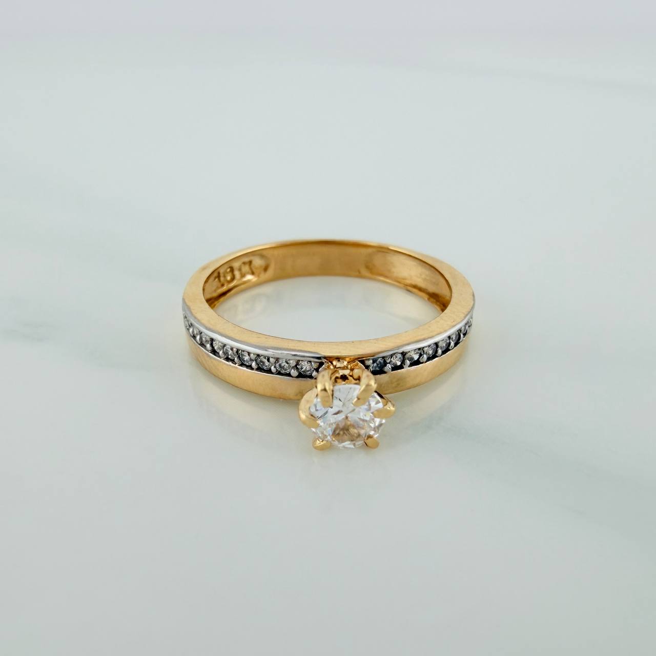 Anillo Solitario Churumbela 2.45gr / T5 1/2 / 2.4cm / Dos Oros Amarillo Blanco 18K $