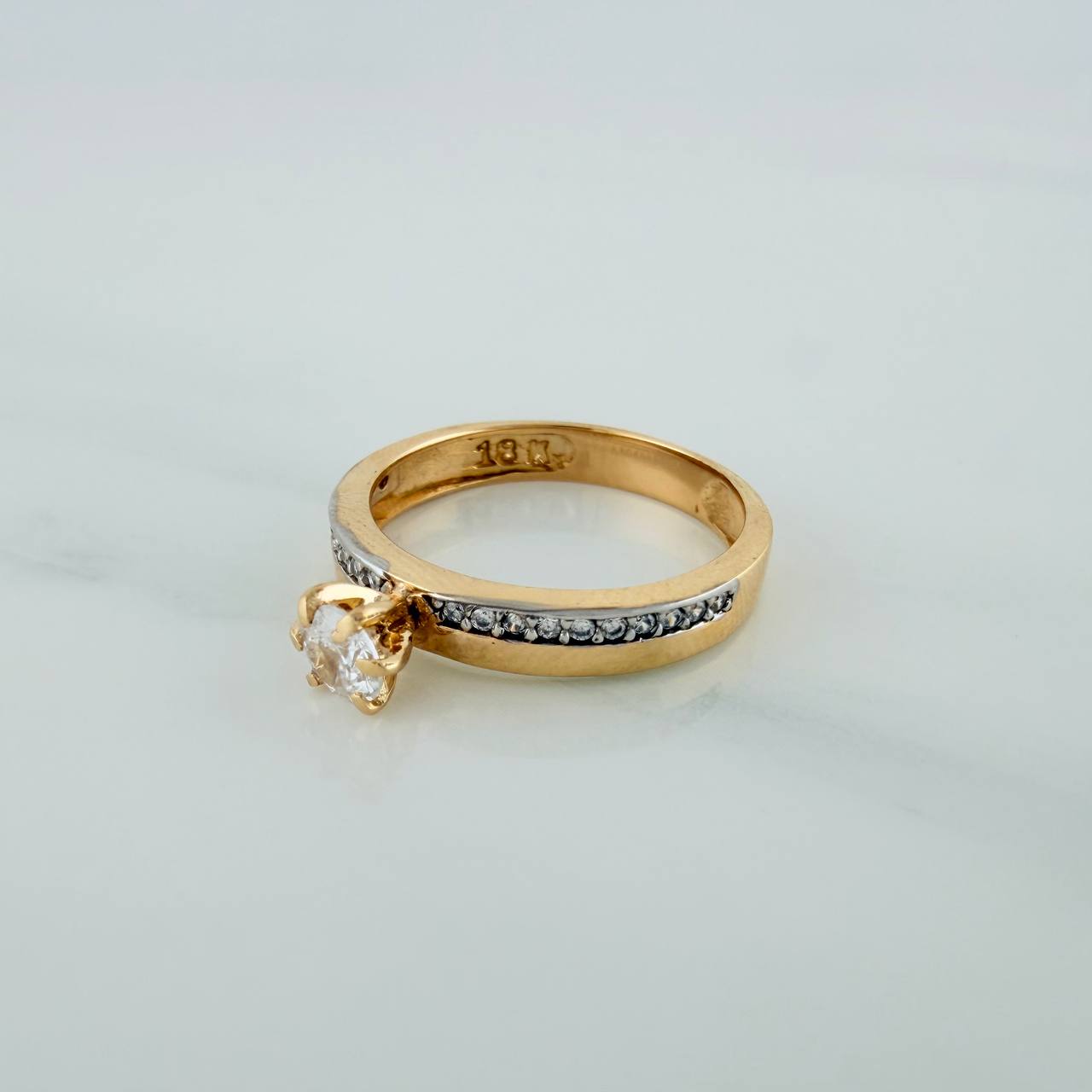Anillo Solitario Churumbela 2.45gr / T5 1/2 / 2.4cm / Dos Oros Amarillo Blanco 18K $