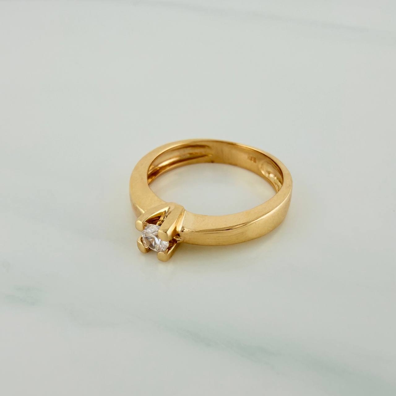 Anillo Solitario 3.65gr / T6 3/4 / 2.4cm / Oro Amarillo 18K $
