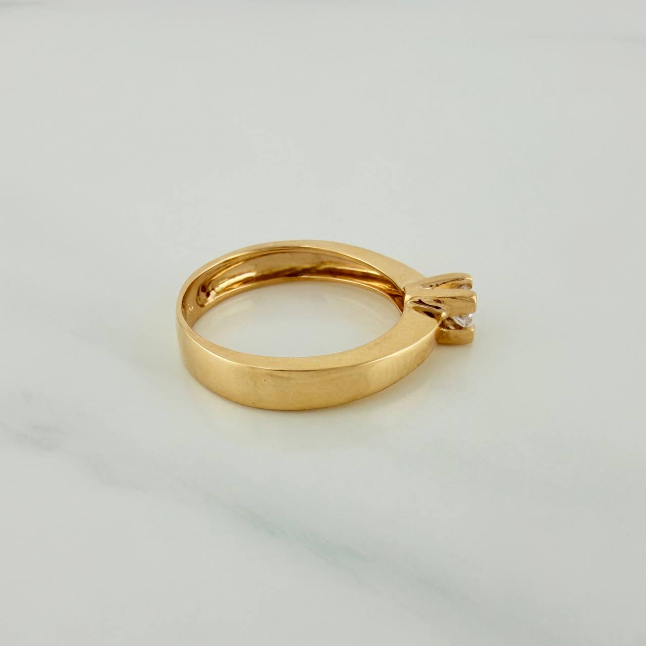 Anillo Solitario 3.65gr / T6 3/4 / 2.4cm / Oro Amarillo 18K $