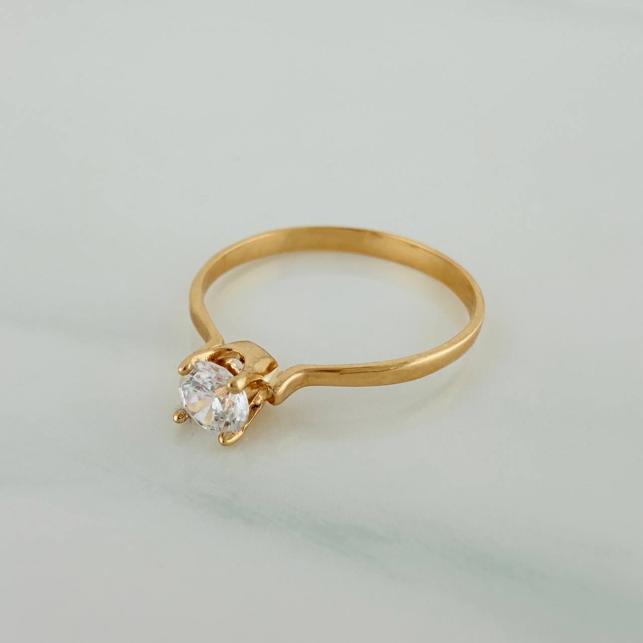 Anillo Solitario 1.1gr / T5 1/4 / 2.3cm / Oro Amarillo 18K $