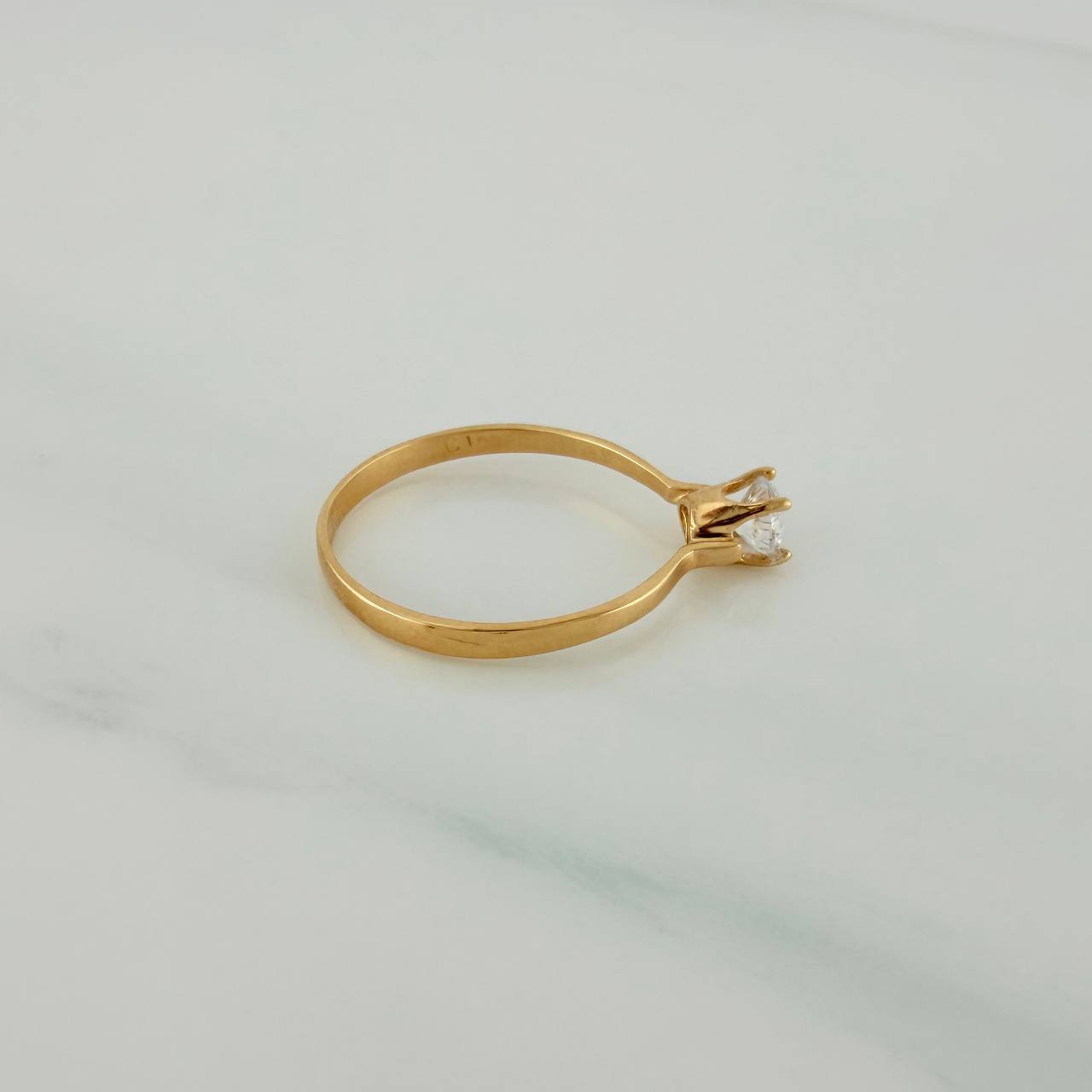Anillo Solitario 1.1gr / T5 1/4 / 2.3cm / Oro Amarillo 18K $
