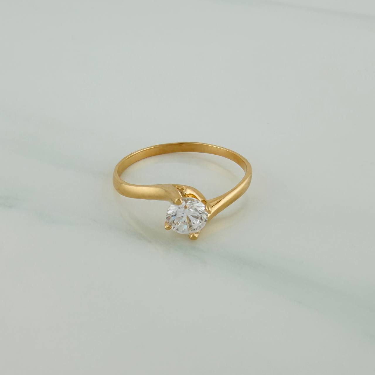 Anillo Solitario Linea Cruzada 1.45gr / T5 1/2 / 2.2cm / Oro Amarillo 18K $