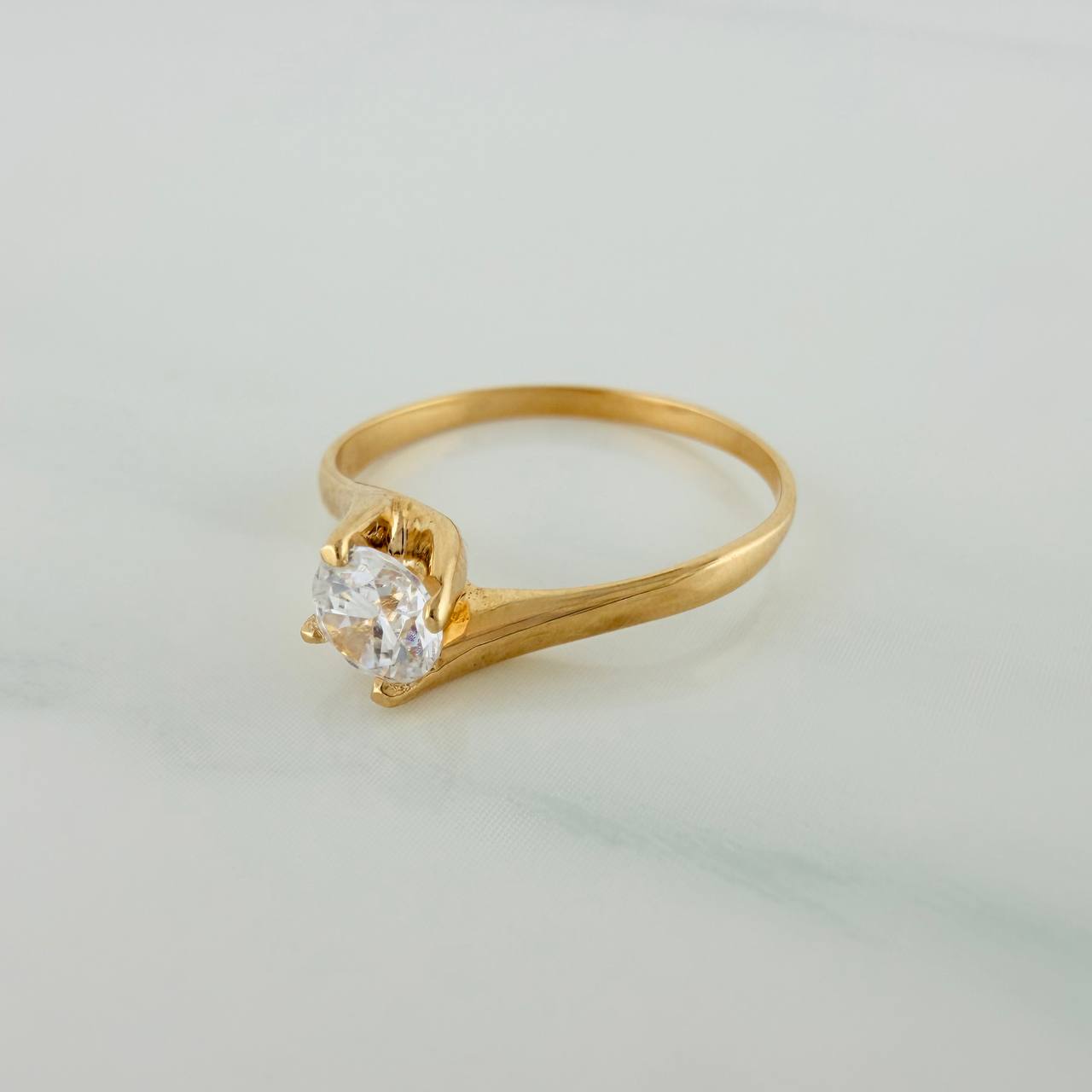Anillo Solitario Linea Cruzada 1.45gr / T5 1/2 / 2.2cm / Oro Amarillo 18K $