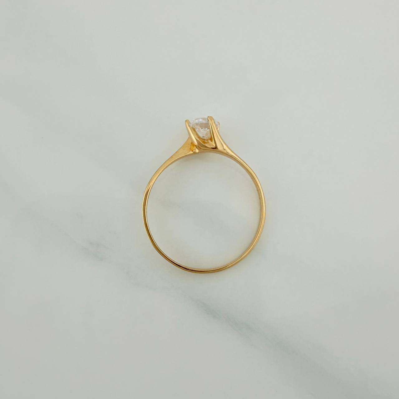 Anillo Solitario Linea Cruzada 1.45gr / T5 1/2 / 2.2cm / Oro Amarillo 18K $