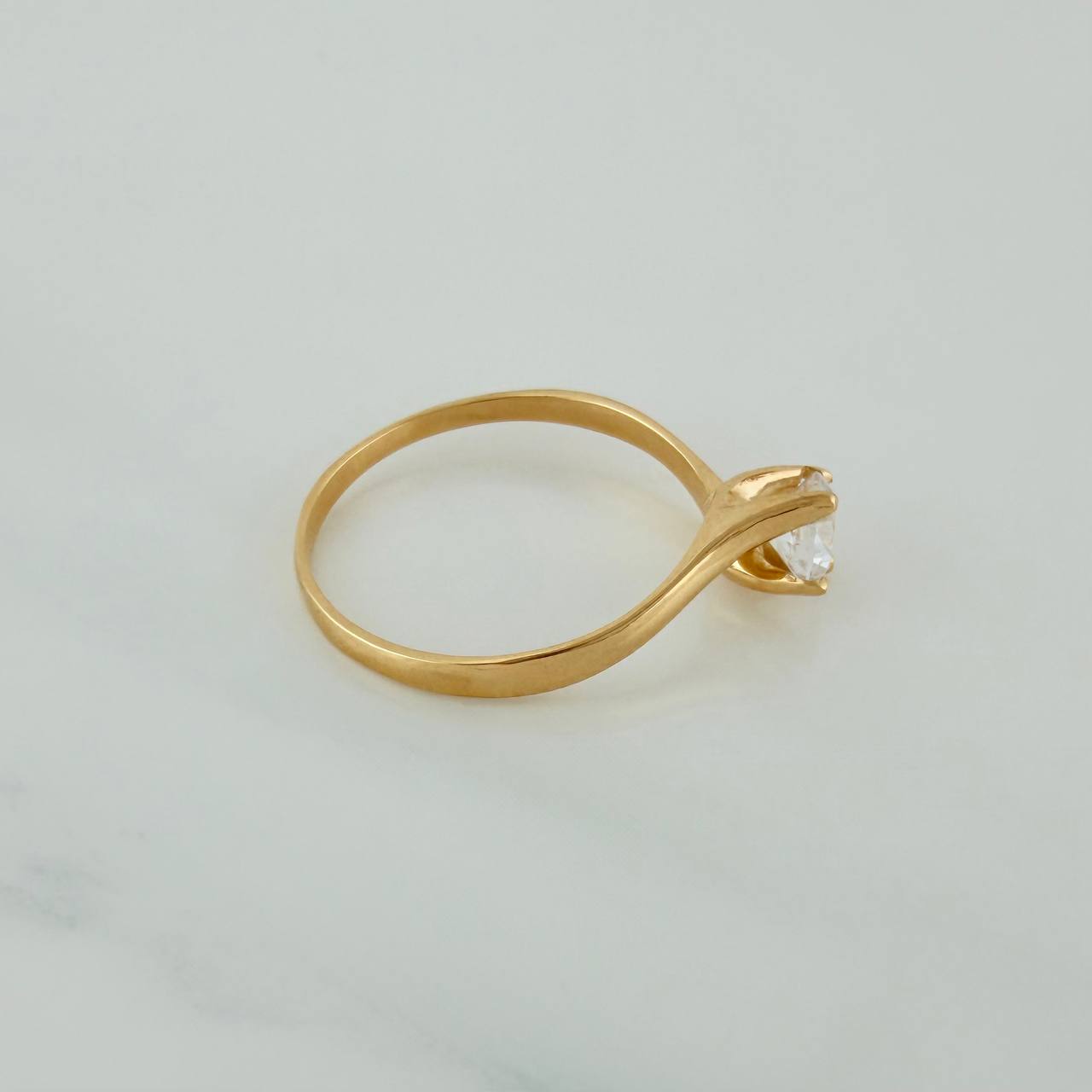 Anillo Solitario Linea Cruzada 1.45gr / T5 1/2 / 2.2cm / Oro Amarillo 18K $