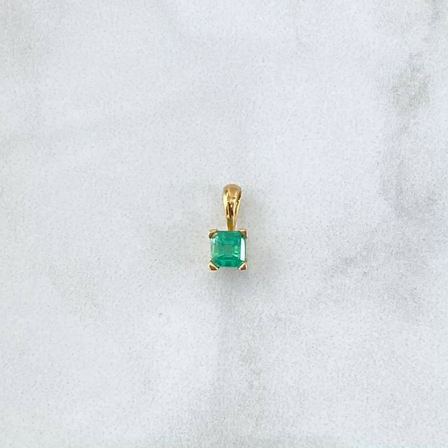 Dije Cuadrado 0.55gr / 1cm / Esmeralda 33Pts Oro Amarillo 18K (Joya) ©