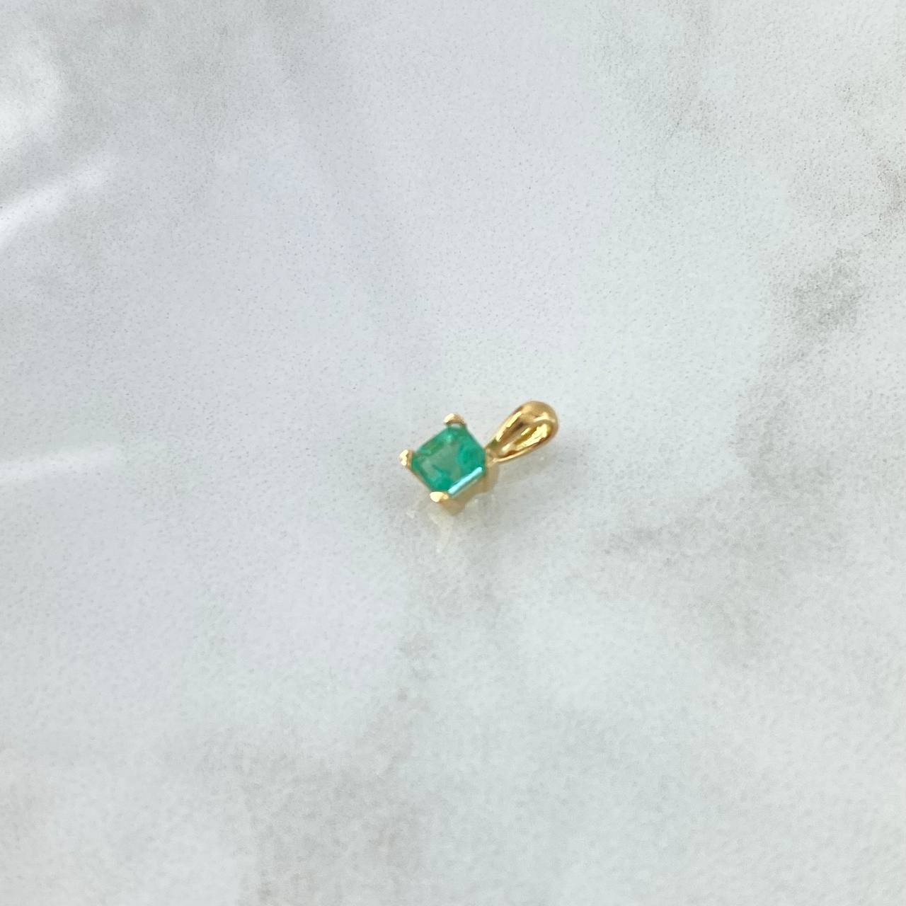 Dije Cuadrado 0.55gr / 1cm / Esmeralda 33Pts Oro Amarillo 18K (Joya) ©