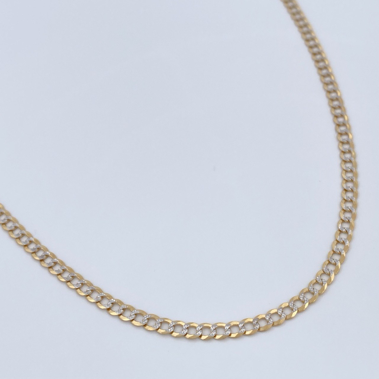 Cadena Cubana 5.95gr / 56.3cm /Dos Oros Amarillo Blanco +1 18K $