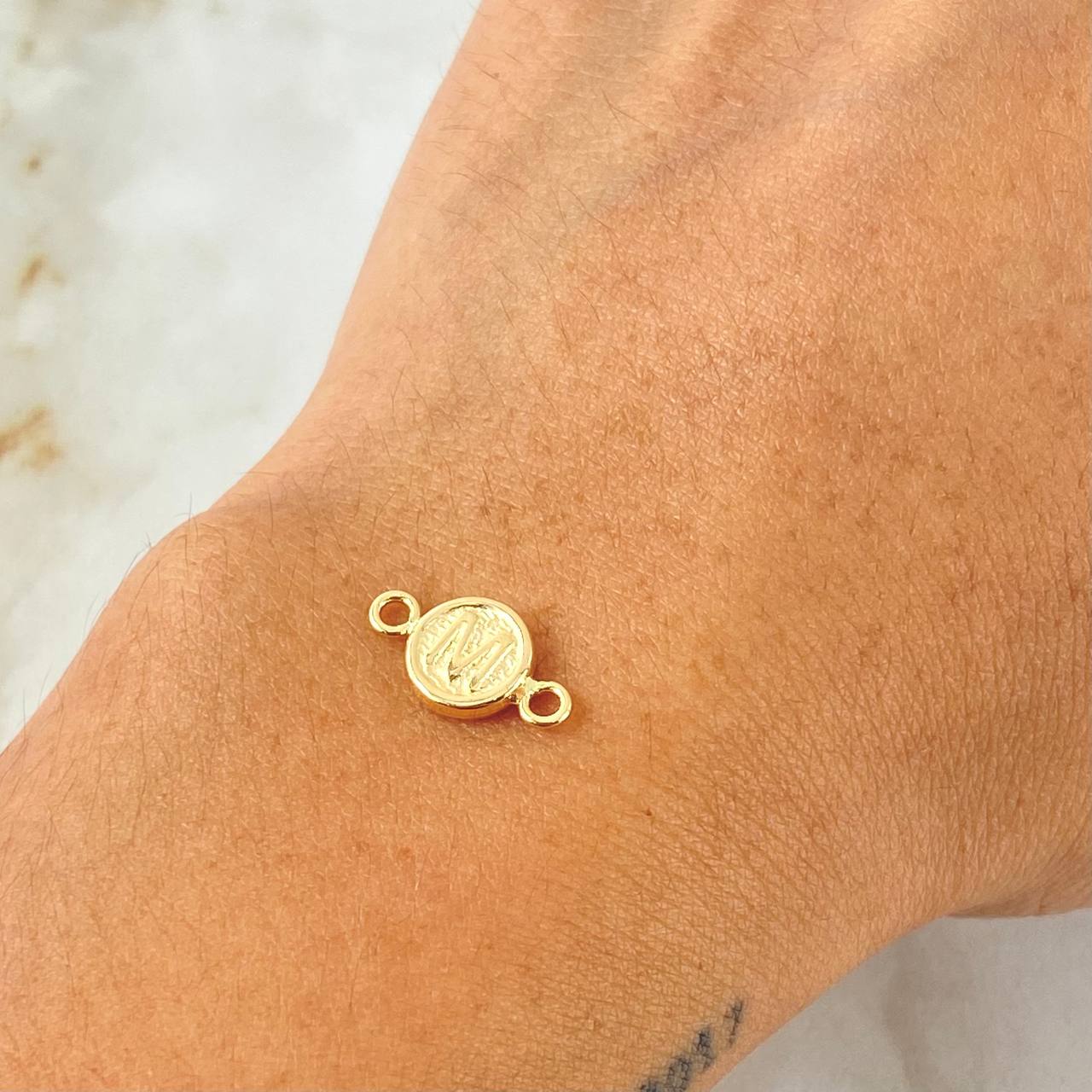 Herraje Letra M 0.4gr / 1.5cm / Oro Amarillo 18K ©