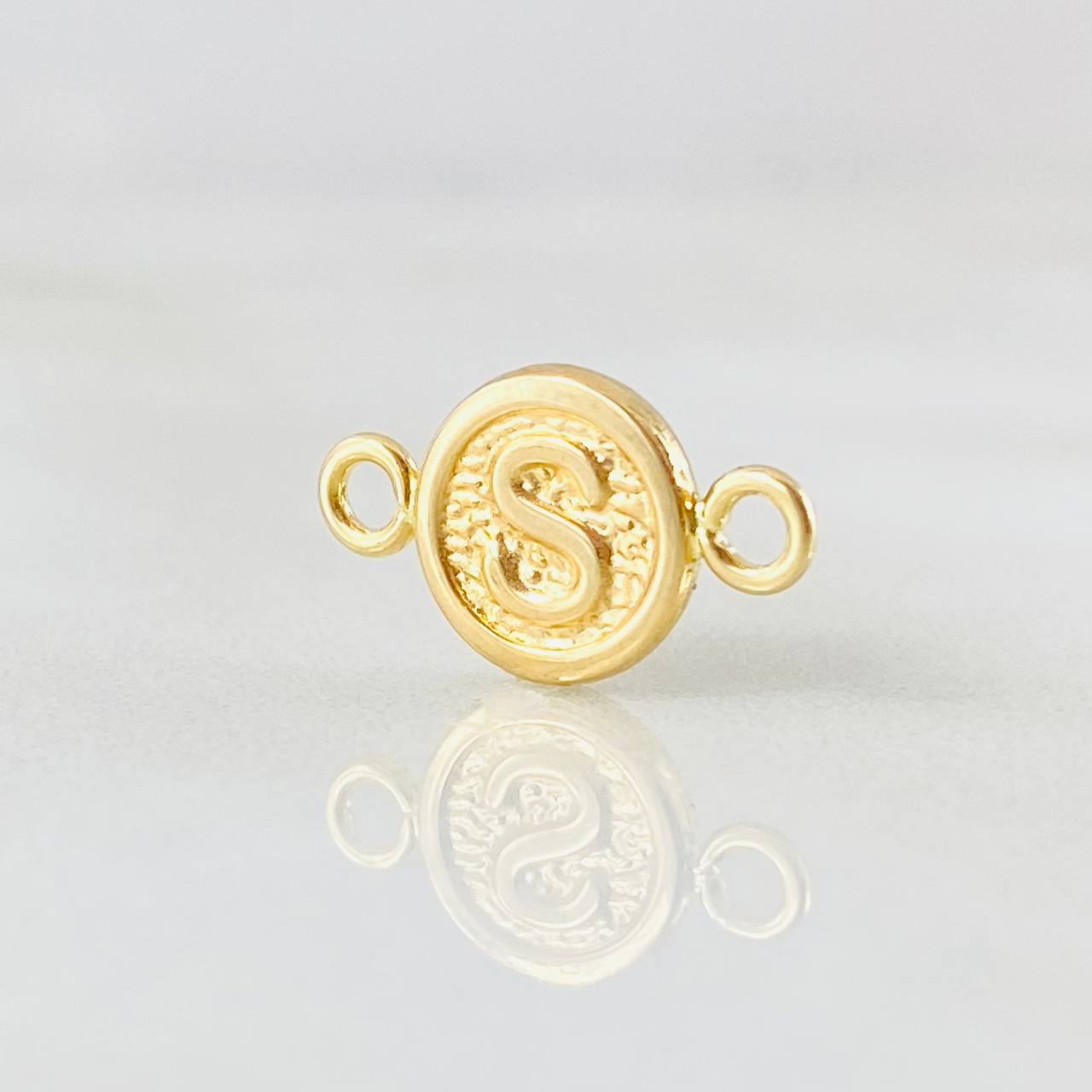 Herraje Letra S 0.35gr / 1.5cm / Oro Amarillo 18K ©