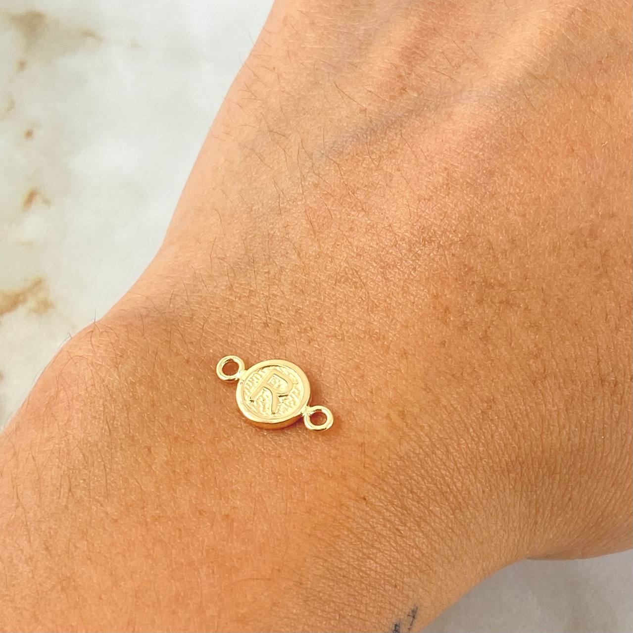 Herraje Letra R 0.35gr / 1.4cm / Oro Amarillo 18K