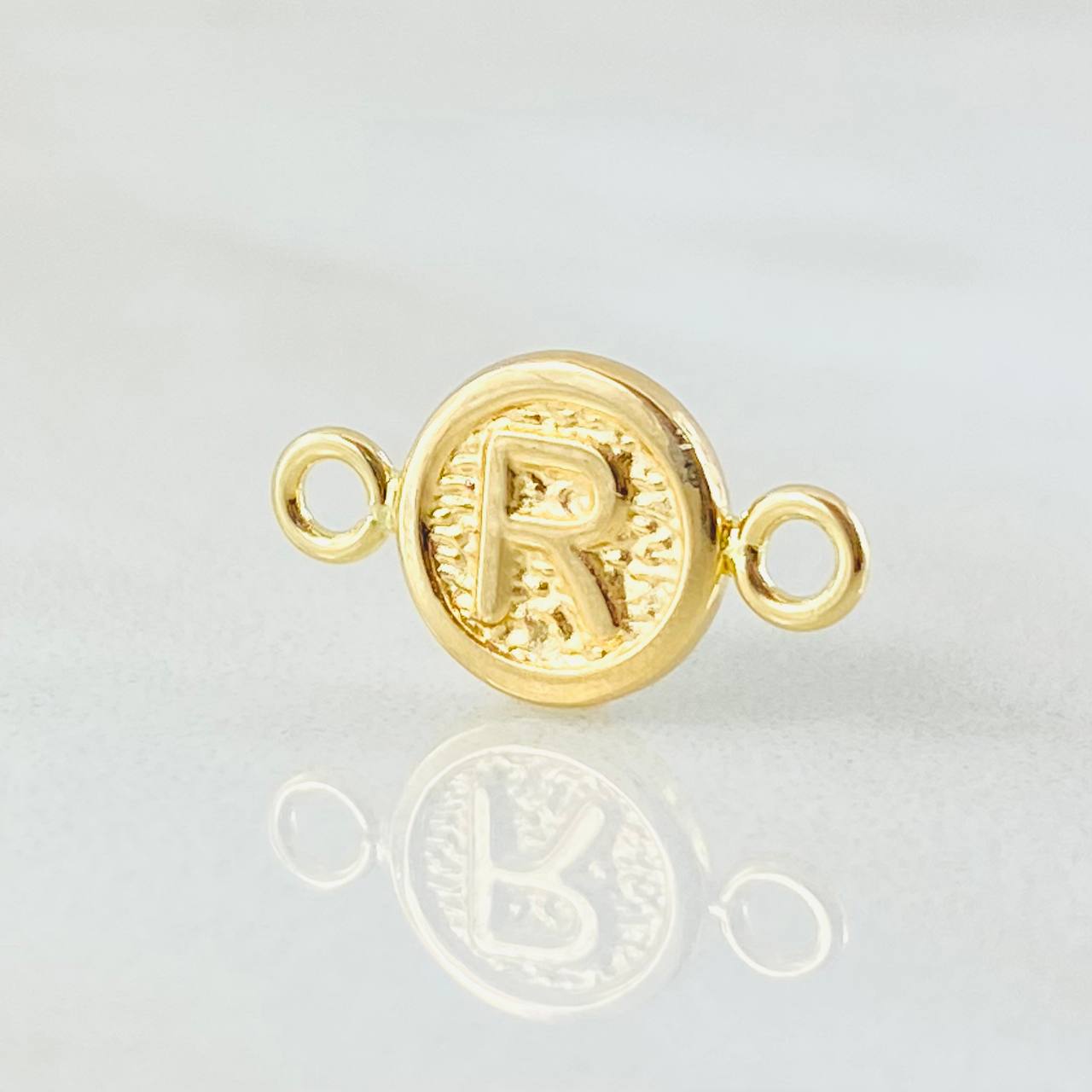 Herraje Letra R 0.35gr / 1.4cm / Oro Amarillo 18K