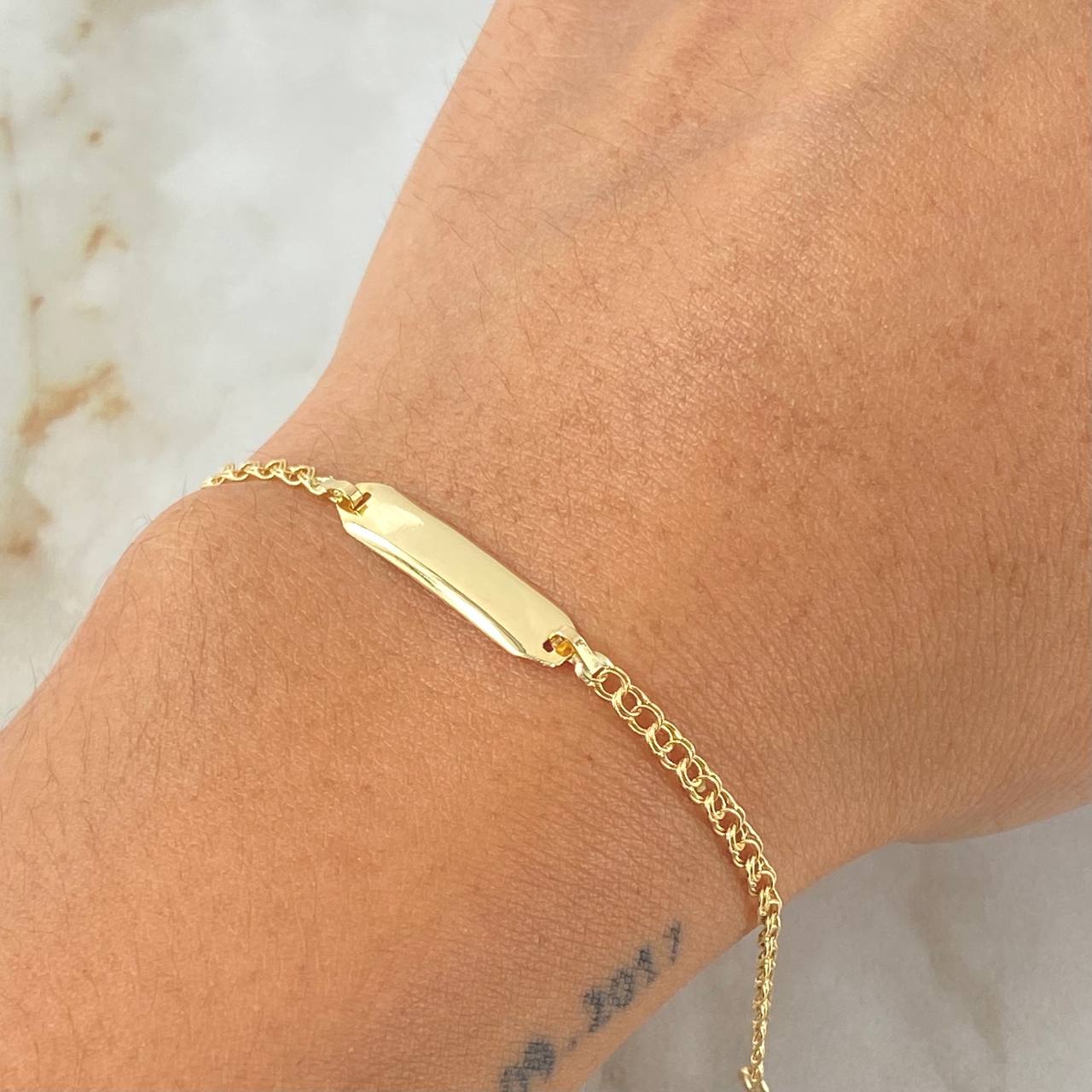 Pulso Bebé Aro Seguido Placa Rectangular Curva 1.3gr / 14cm / Oro Amarillo 18K *