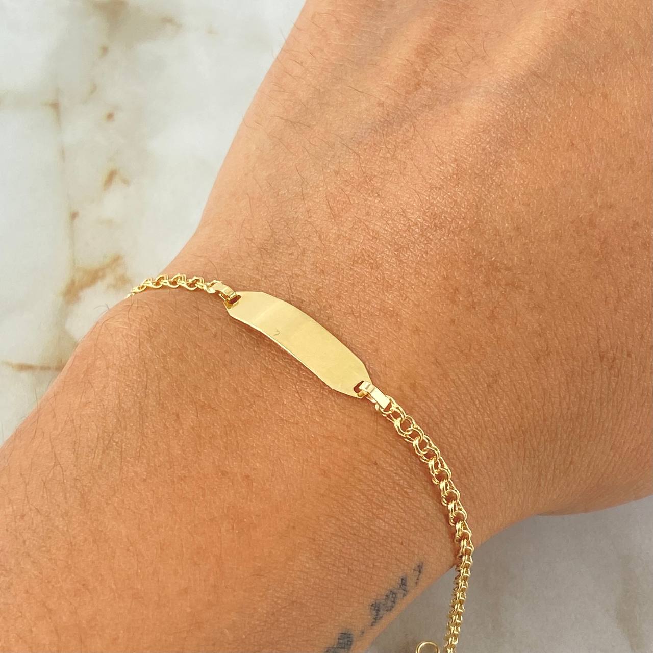 Pulso Bebé Aro Seguido Placa Rectangular Curva 1.4gr / 15.5cm / Oro Amarillo 18K *