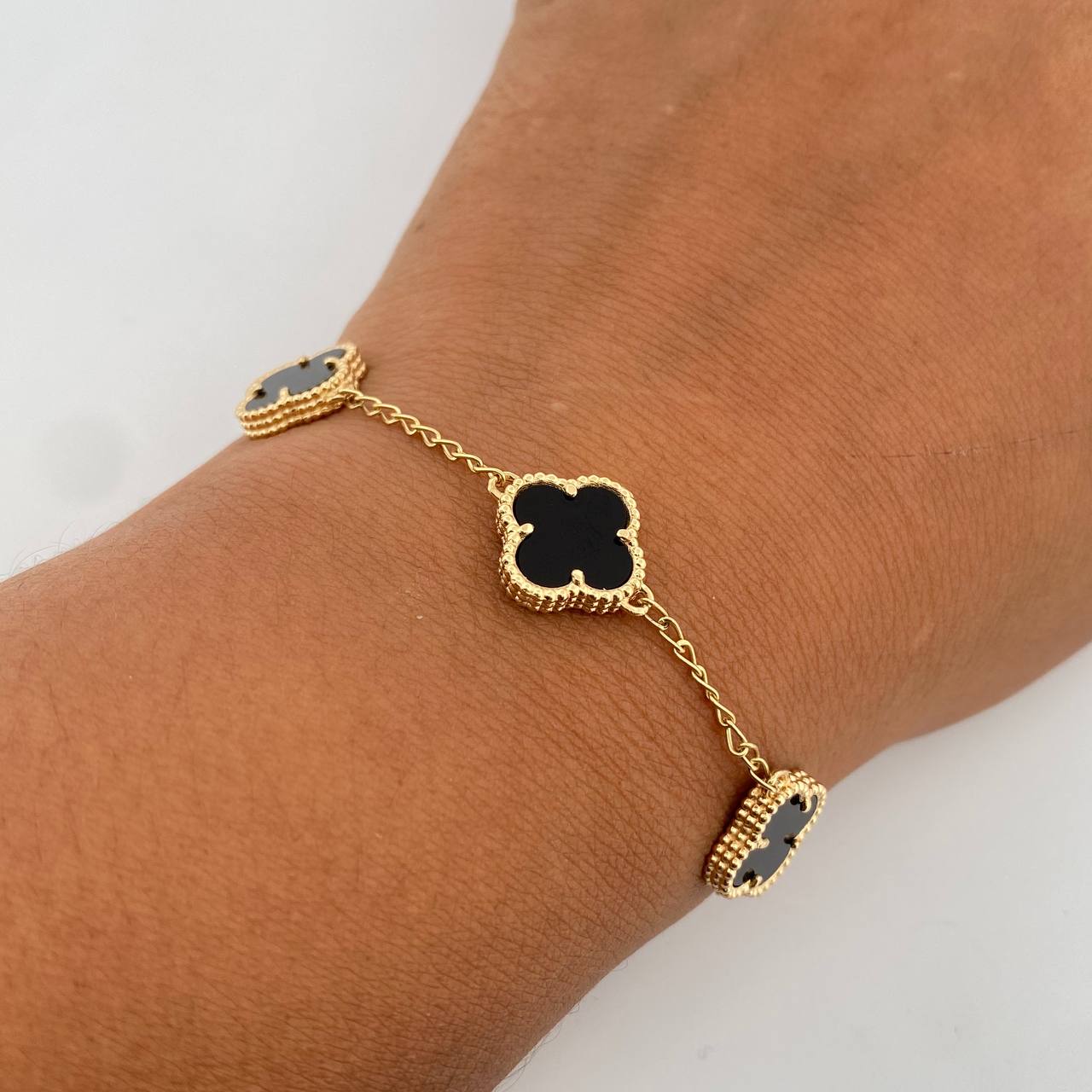 Pulso Espiga Trebol Gradual 5.6gr / 16.5cm-18.8cm / 1.5mm Onix Negro Oro Amarillo Nac.Esp. 18K $