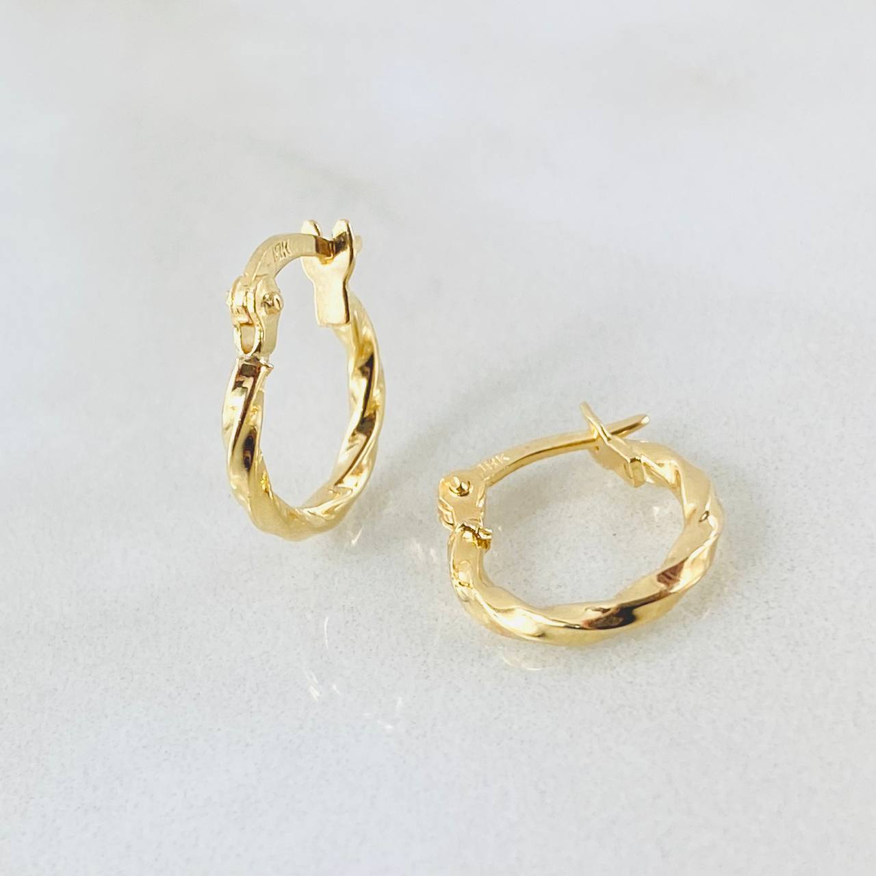 Candongas Kari 0.7gr / 1.2cm / Oro Amarillo 18K *