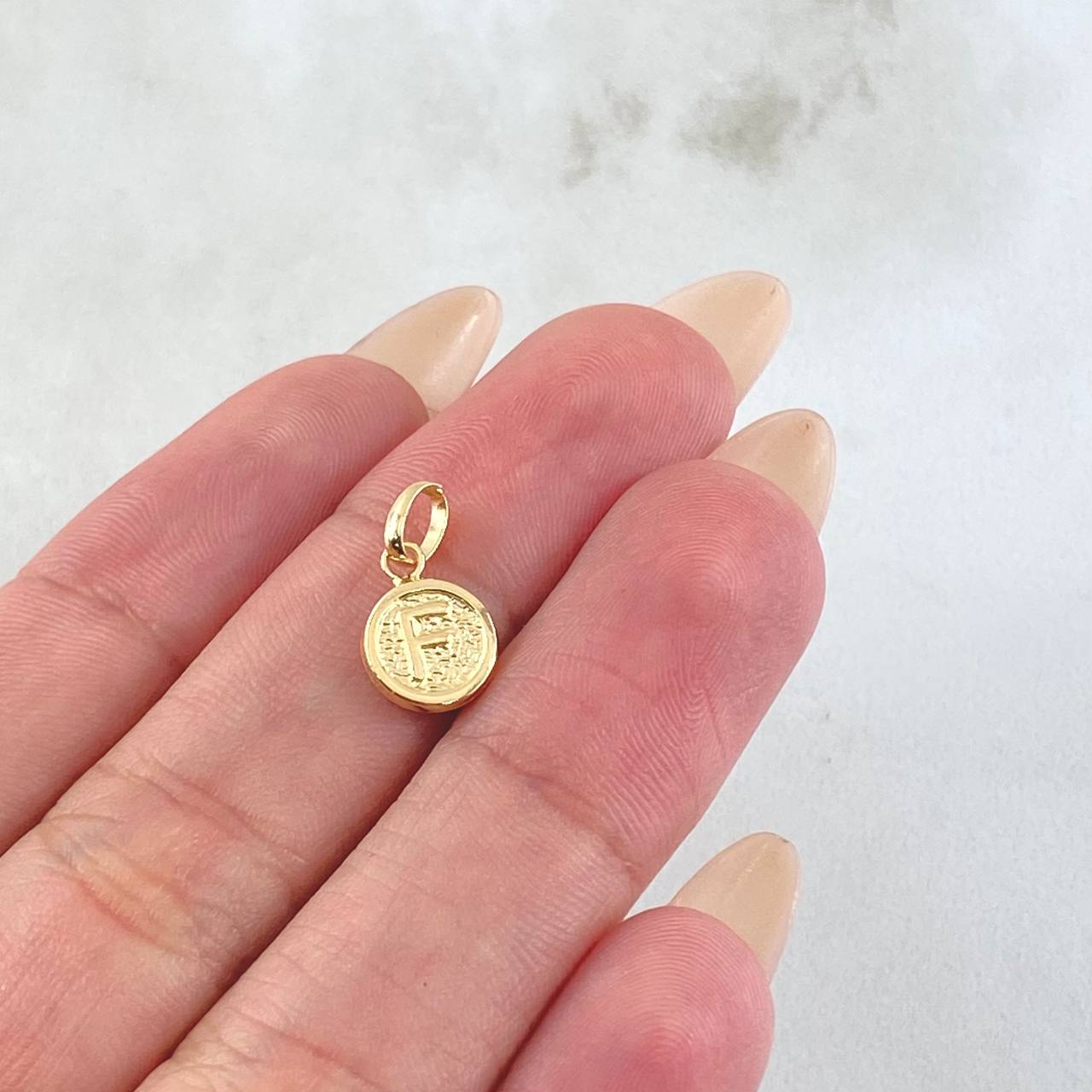 Dije Letra F 0.35gr / 1.4cm / Oro Amarillo 18K