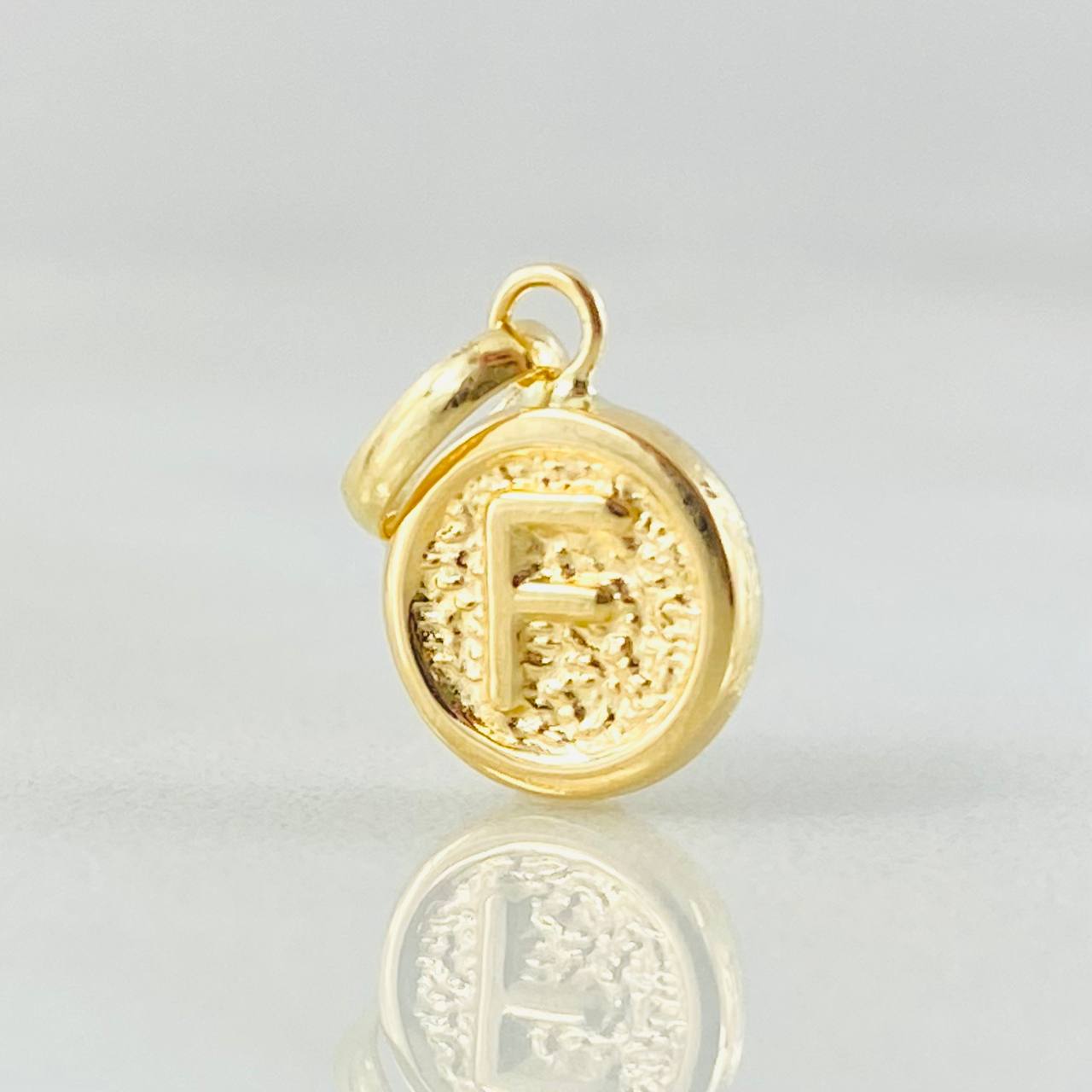 Dije Letra F 0.35gr / 1.4cm / Oro Amarillo 18K