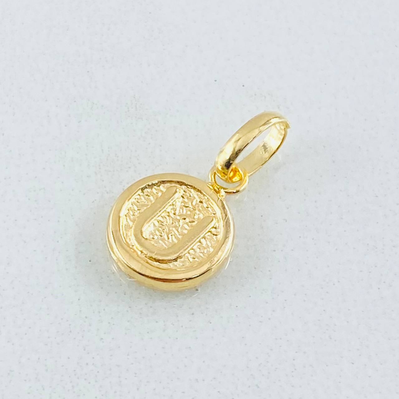 Dije Letra U 0.35gr / 1.5cm / Oro Amarillo 18K
