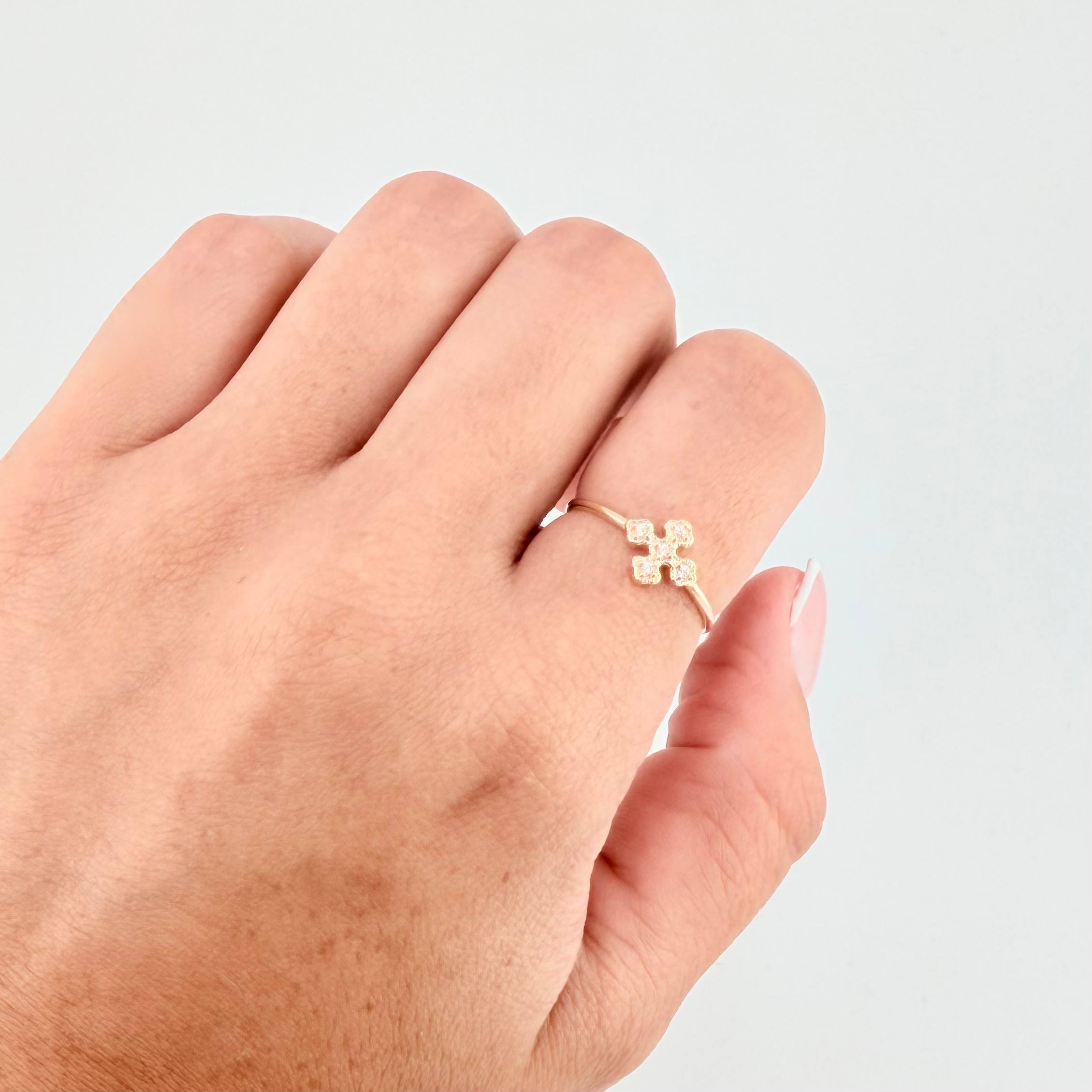 Anillo Crúz Floreada 1.1 g / T6 Oro Amarillo 18K