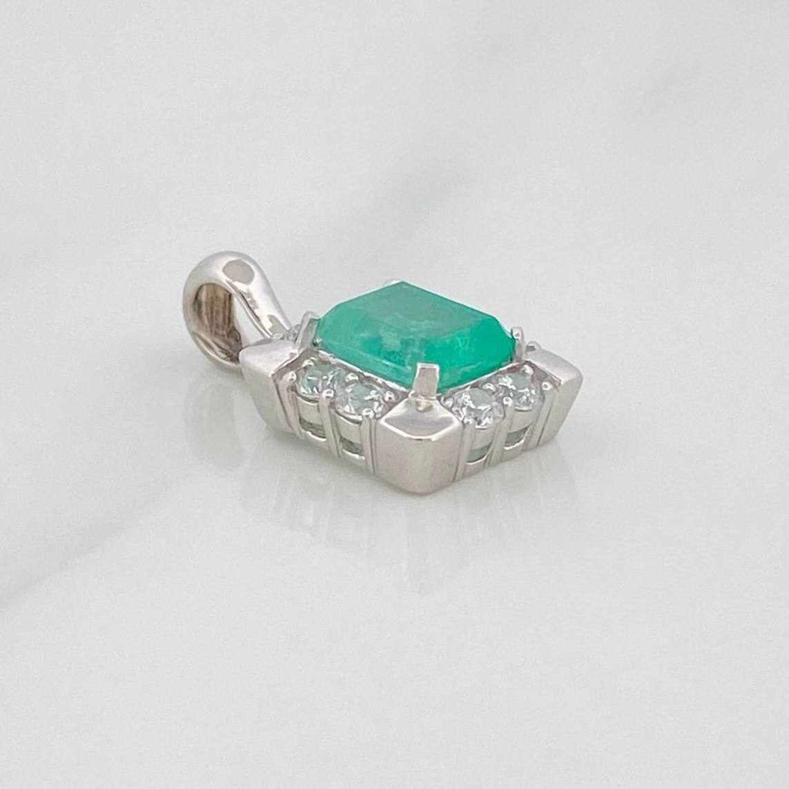 Dije Halo Esmeralda 1.22 Qts 1.7 g / 2 cm Plata 925