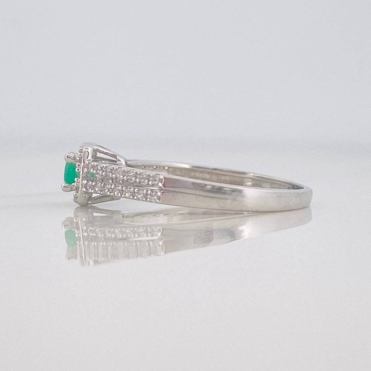 Anillo Halo Cuadrado Esmeralda 14 Pts 1.75 g / T7 1/2 Plata 925