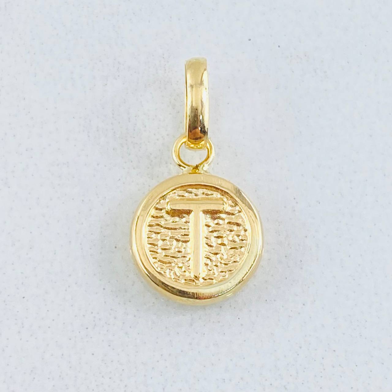 Dije Letra T 0.4gr / 1.4cm / Oro Amarillo 18K