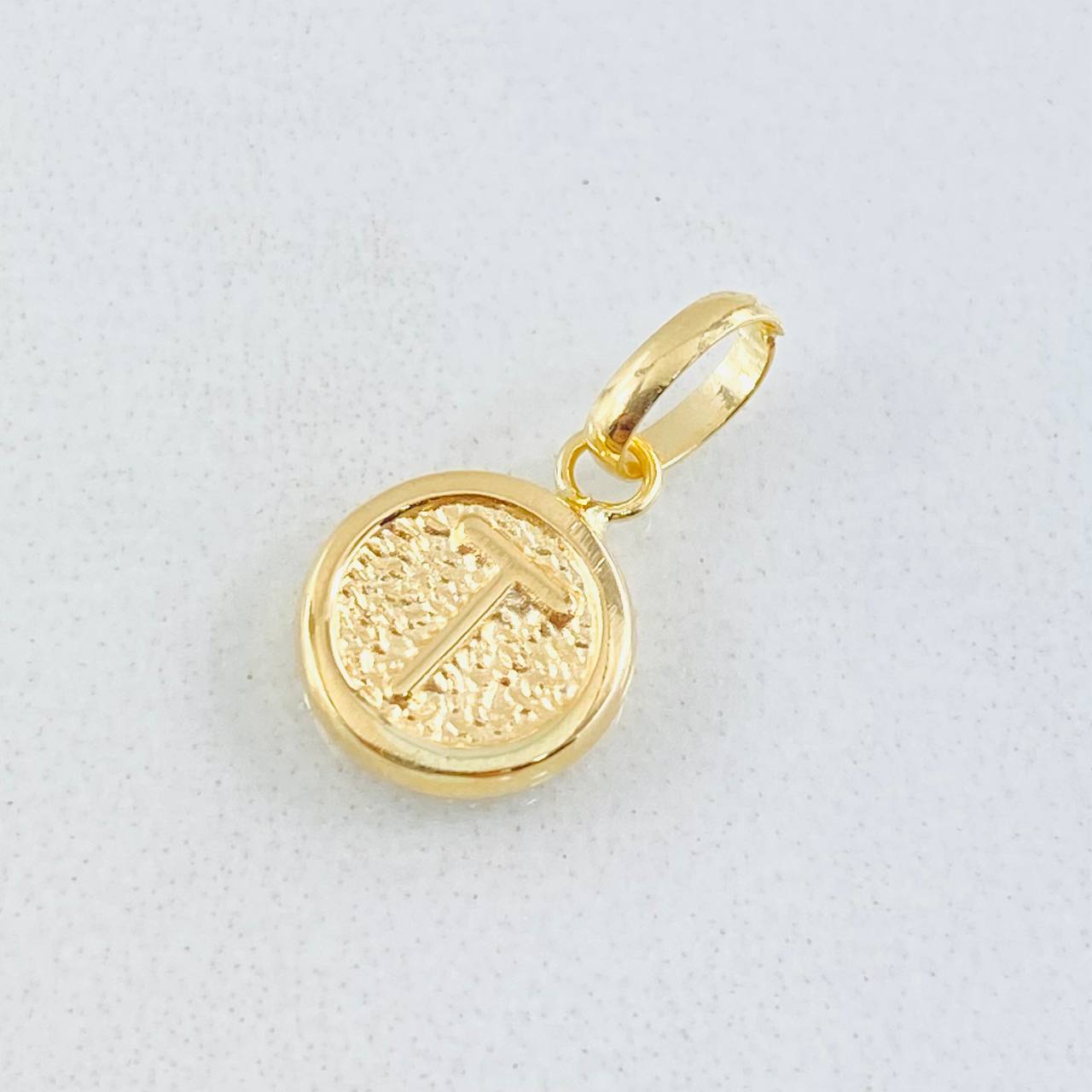 Dije Letra T 0.4gr / 1.4cm / Oro Amarillo 18K