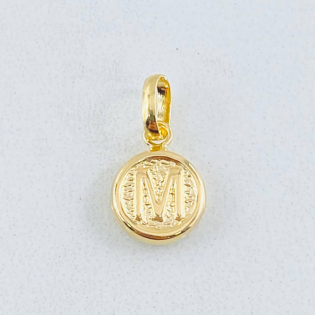 Dije Letra M 0.35gr / 1.5cm / Oro Amarillo 18K