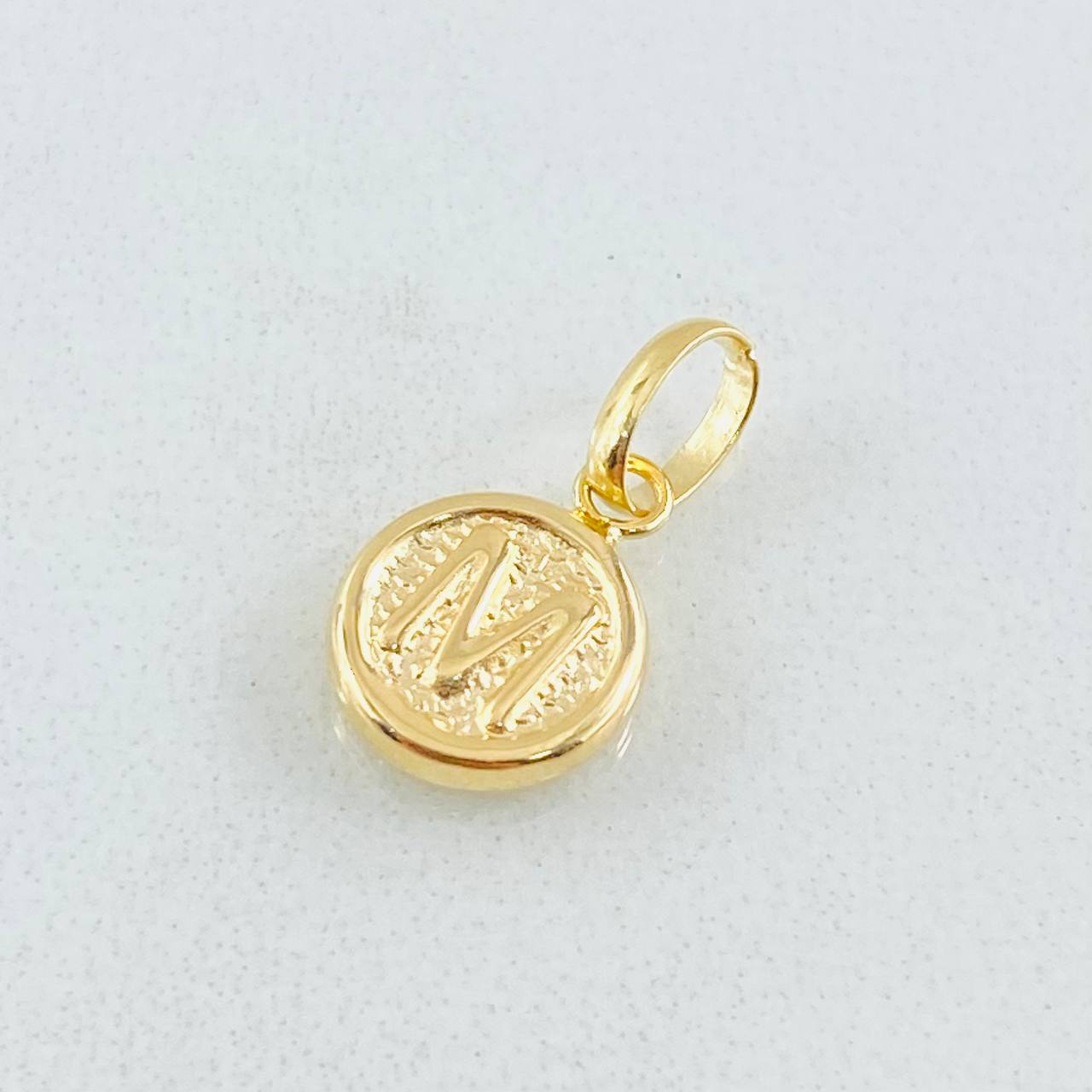 Dije Letra M 0.35gr / 1.5cm / Oro Amarillo 18K