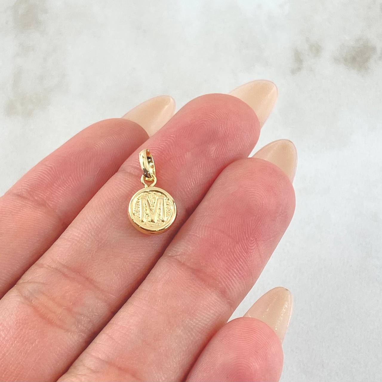 Dije Letra M 0.35gr / 1.5cm / Oro Amarillo 18K