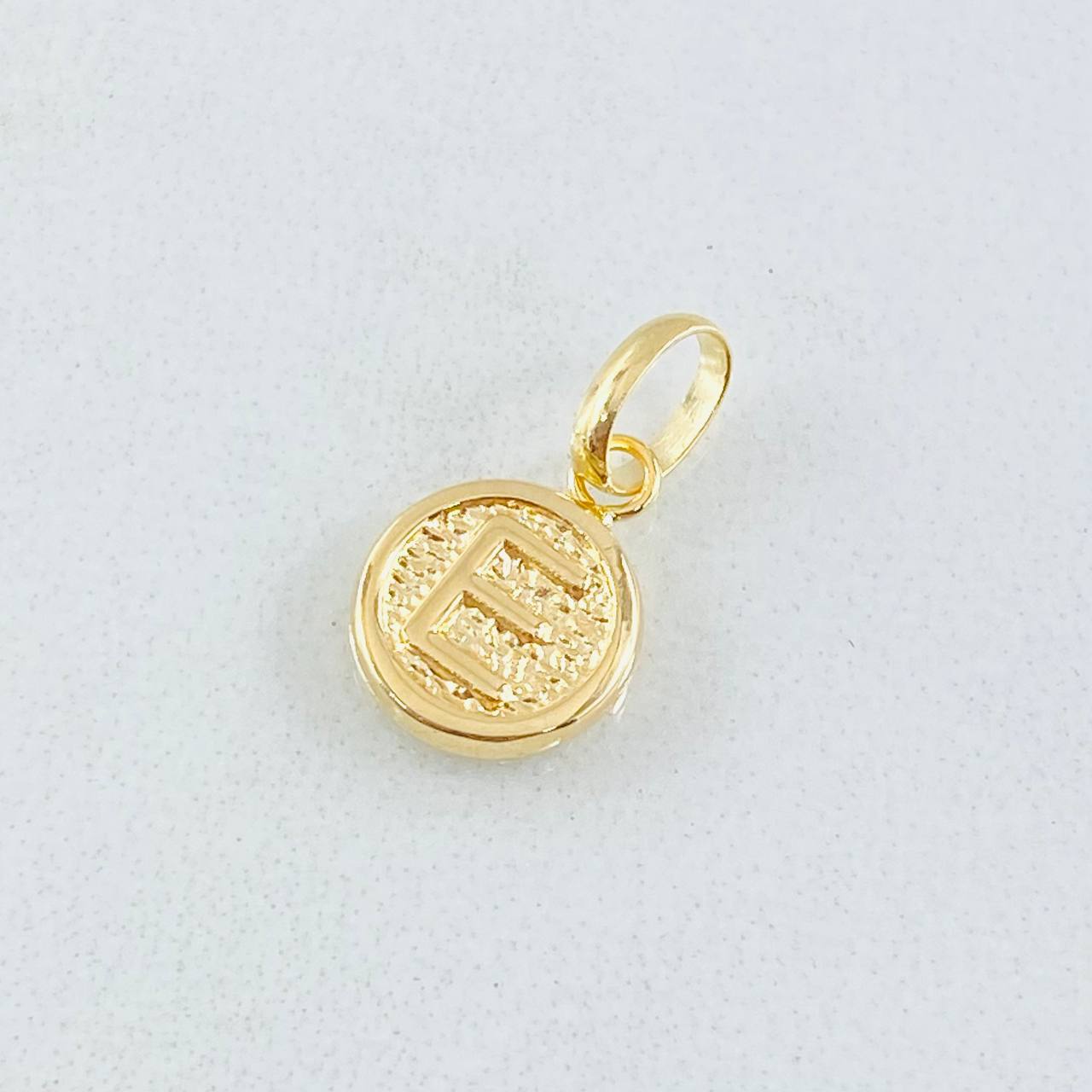 Dije Letra E 0.35gr / 1.5cm / Oro Amarillo 18K