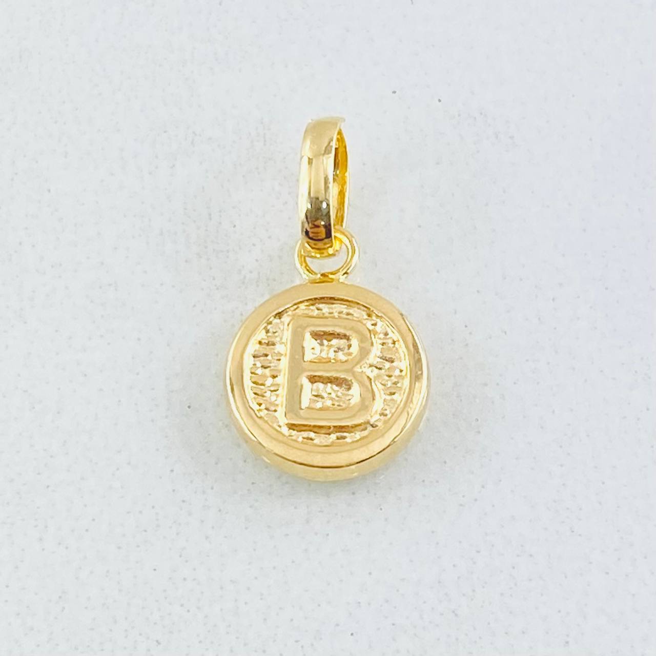 Dije Letra B 0.4gr / 1.5cm / Oro Amarillo 18K